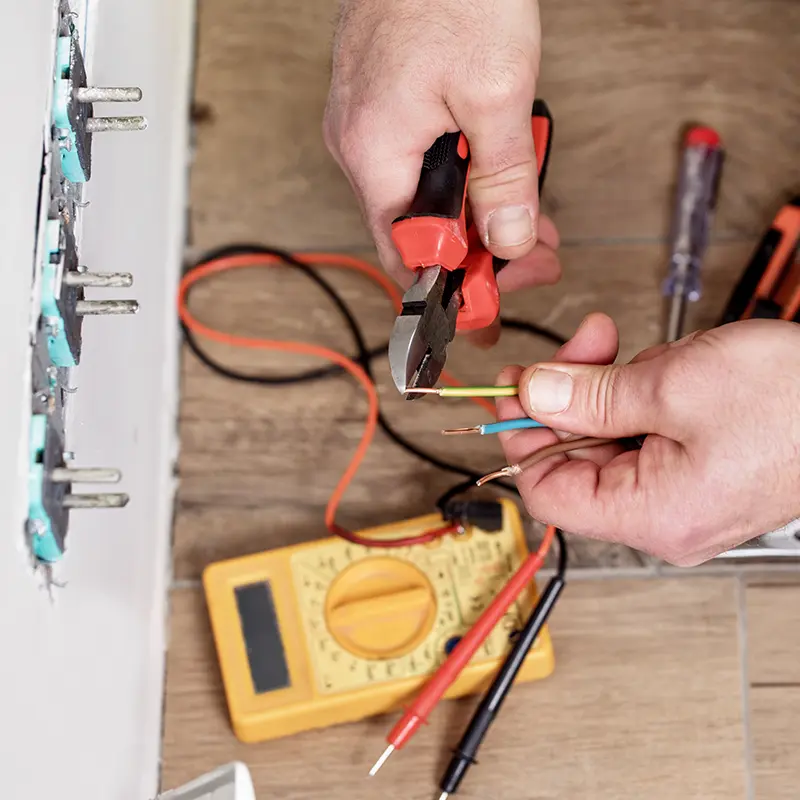 Elektriker bei der Arbeit